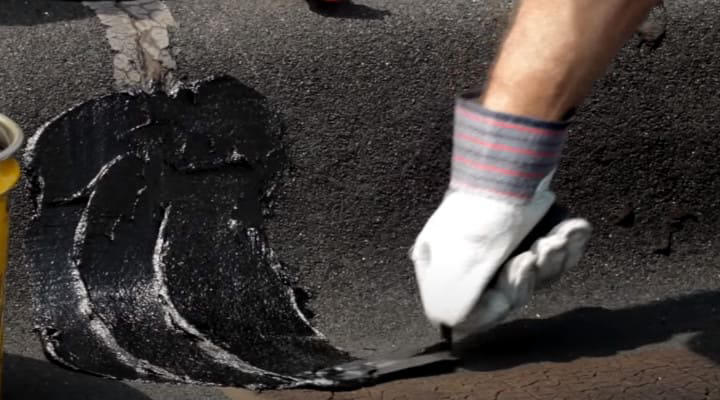 sàn bê tông bị thấm nước bôi nhựa đường