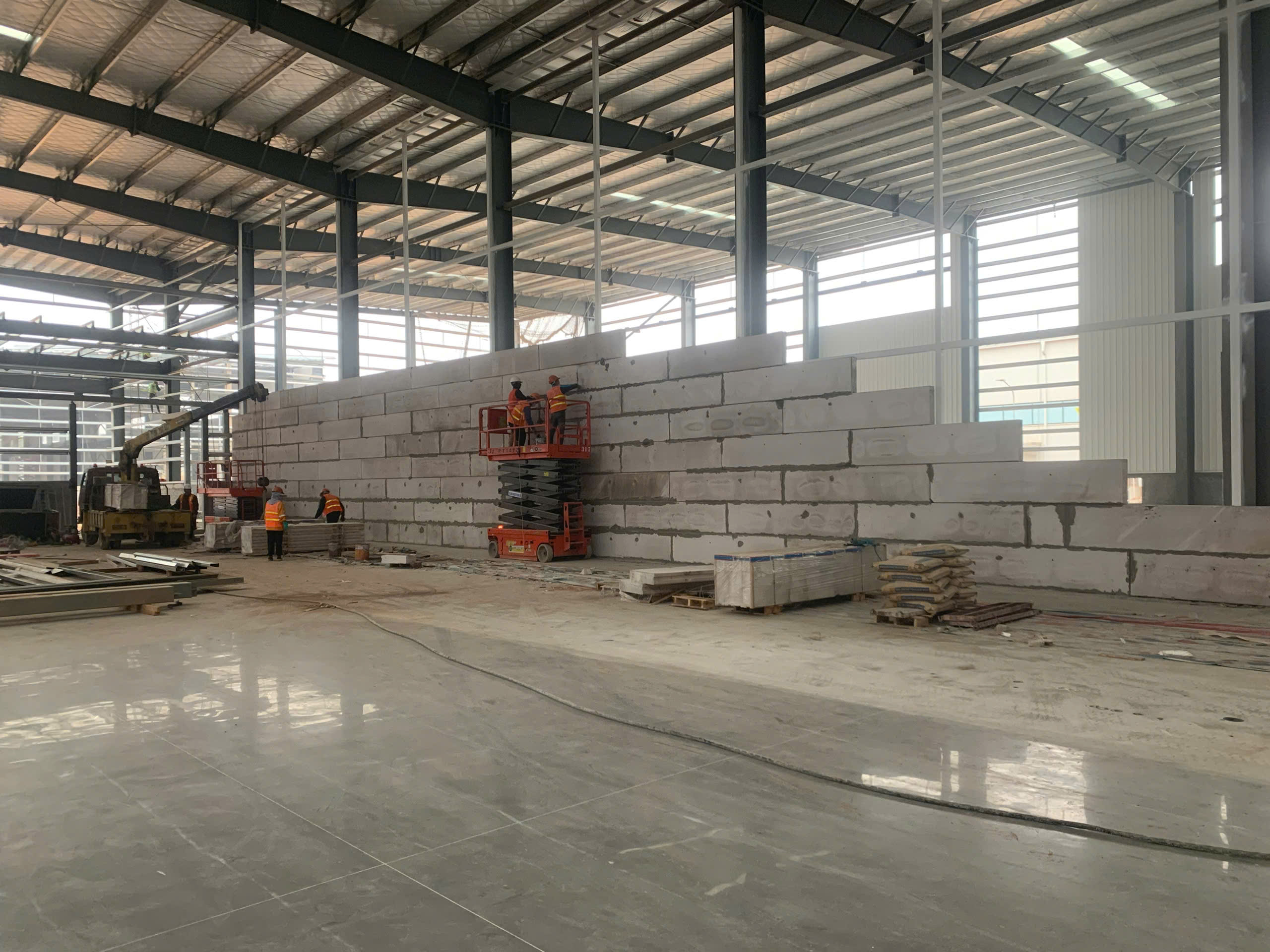 Bê Tông Khí Chưng Áp (AAC): Giải Pháp Xây Dựng Ưu Việt Cho Trung Tâm Thương Mại và Nhà Xưởng