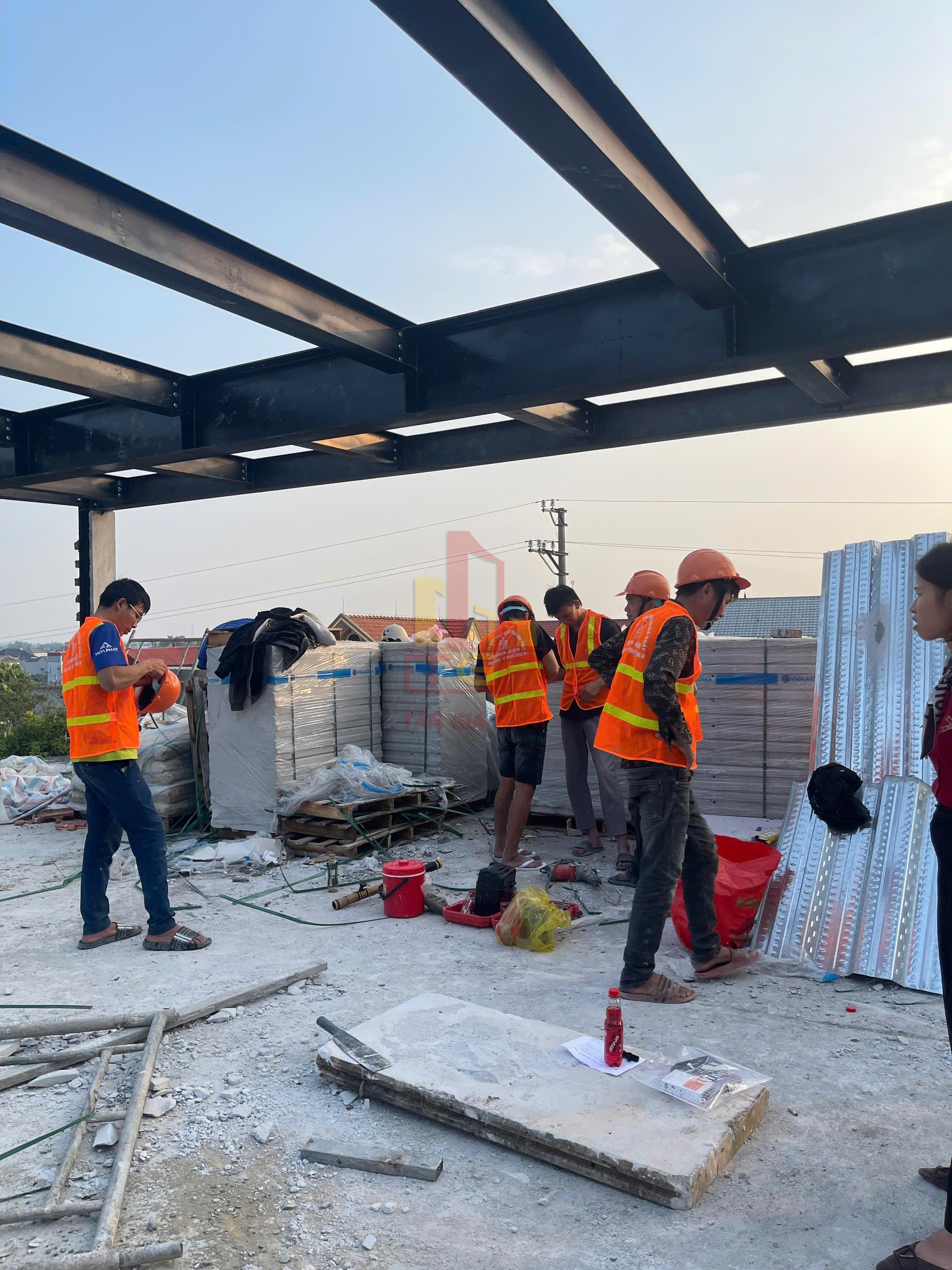 Nhà Lắp Ghép Khung Thép Kết Hợp Bê Tông Khí Chưng Áp